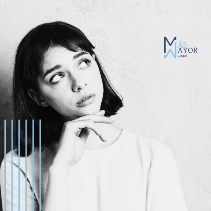 Persona dudando sobre la obligación de hacerse cargo de familiar con deterioro cognitivo